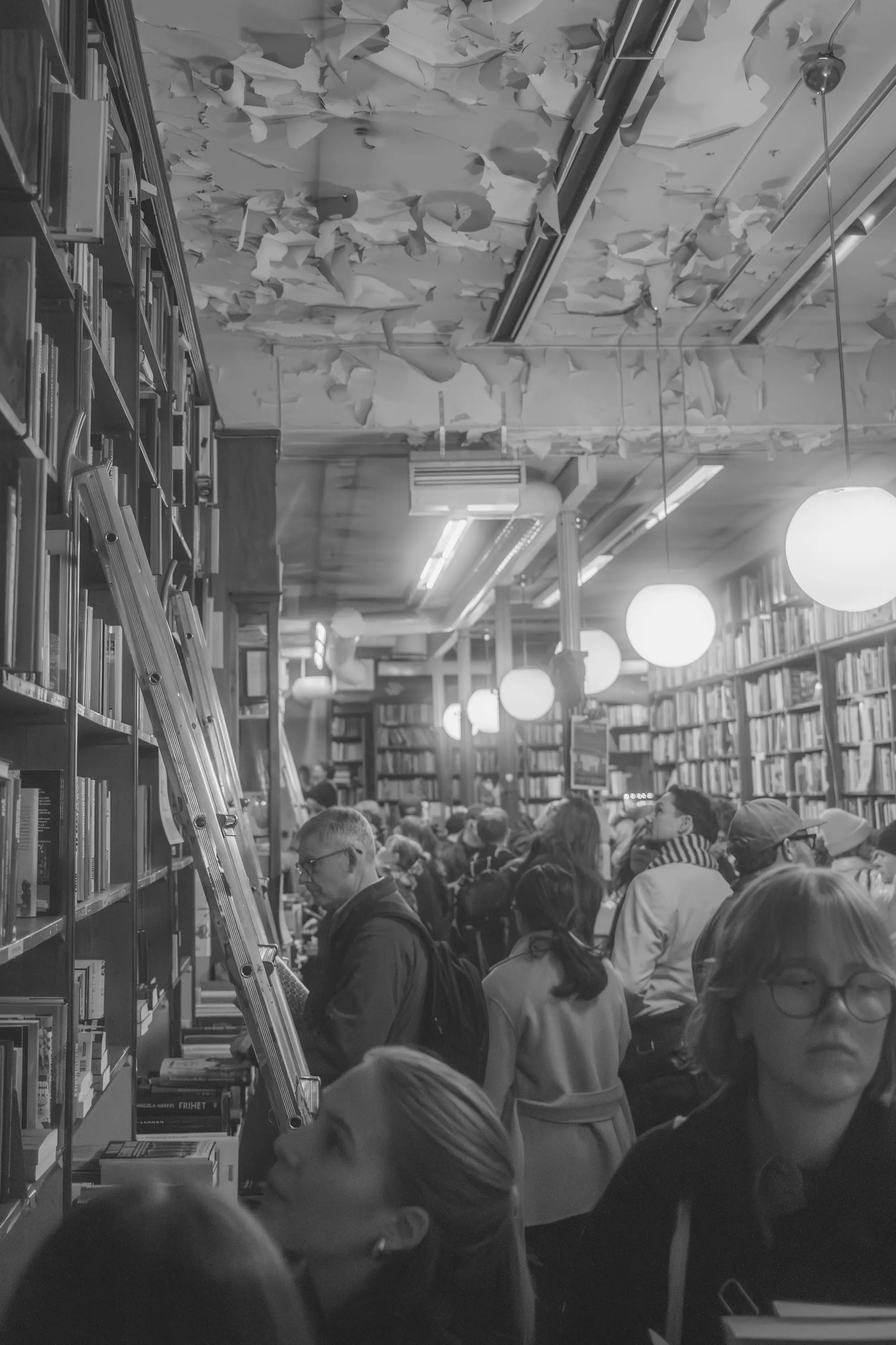 Bookstore full of people because of bokrea